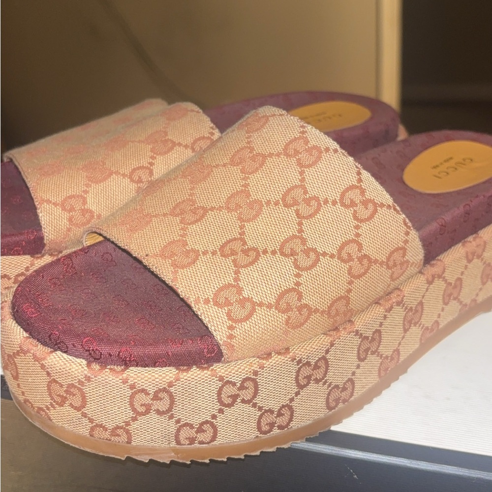 Gucci Women's Beige and Burgundy Platform Slides